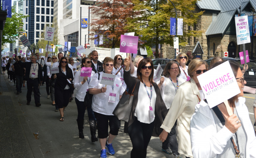 百位護士在溫市中心藝術館門外舉行集會，要求勞工廳長白恩赫將創傷後遺症納入新勞工法