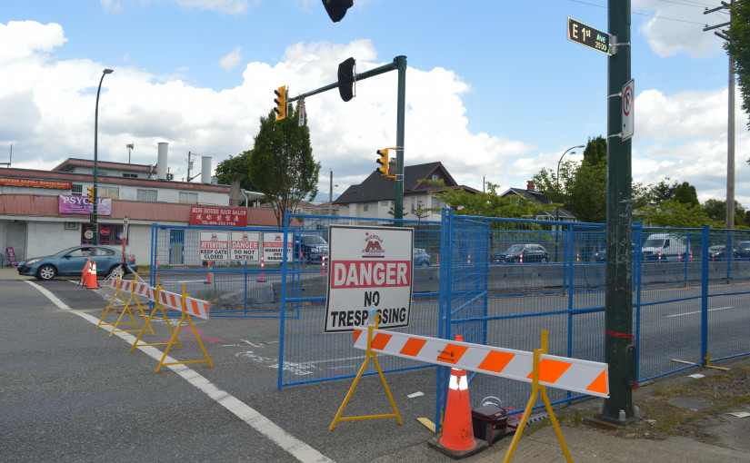 FortisBC在温市东1区修建天然气，部分道路被封锁，周围华人商户称建设将对生意造成负面影响，建议FortisBC夜间修路