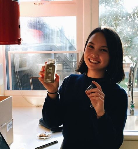 華裔高中生榮獲卑詩大學4萬元獎學金，激勵她走上醫學道路，期盼今後能發明藥物幫助更多病人