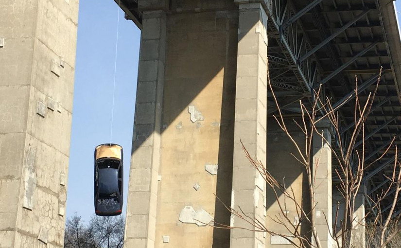 最新！DVP附近轎車高空懸掛 原因至今未知！