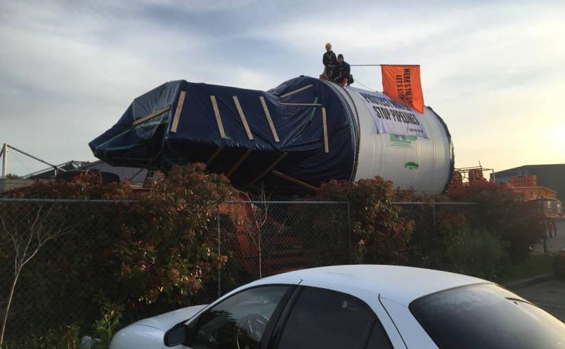 卑詩省三角洲有示威者爬上一部油公司的鑽探機 抗議輸油管計劃