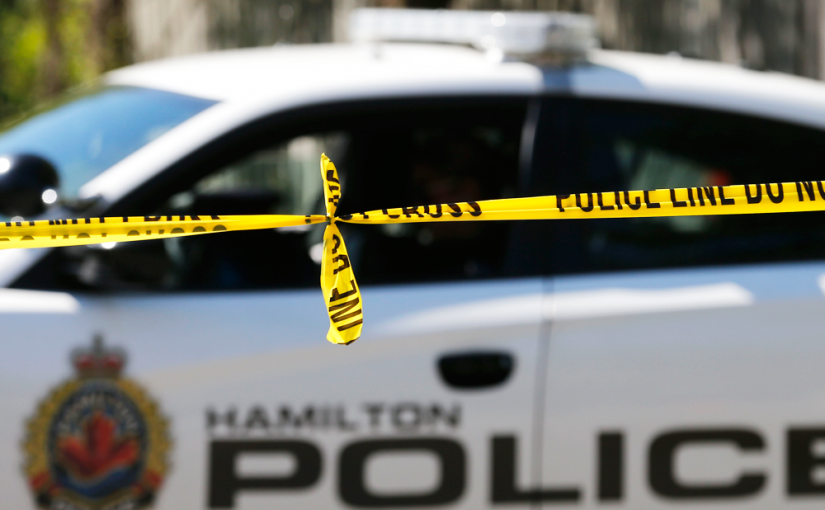 安省女子未買保險就在馬路上飆車 車內還有兩個小孩