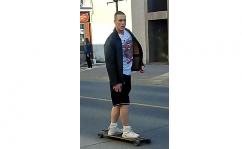 男子踩滑板涉襲擊81歲男長者 竟還向對方吐口水