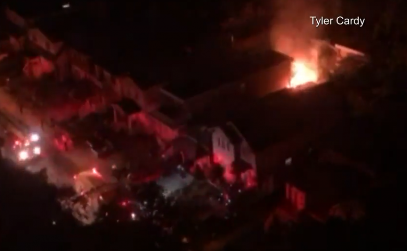 東約克深夜發生大火 火光沖天現場駭人