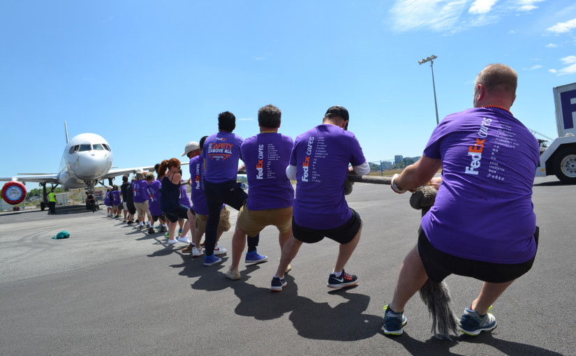 近千市民參加慈善拉飛機比賽 溫哥華募集逾4萬元