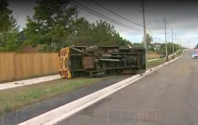 驚險！密西沙加校車側翻 三名兒童受傷