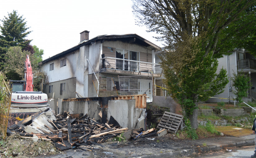 華埠四間民宅發生三級火災，溫哥華消防局稱火源於廢棄屋，懷疑無家可歸者造成事故；受訪者回憶其尋找住在屋內哥哥驚心動魄回憶