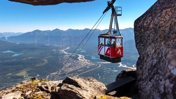 加國最高纜車空中停電  160人被困