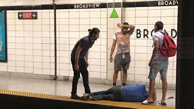 盲人跌落站台，三男子施以援手被贊「英雄」