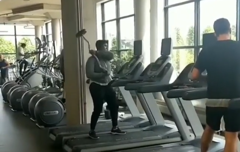 視頻：女子大鬧Goodlife健身房 砸爛跑步機