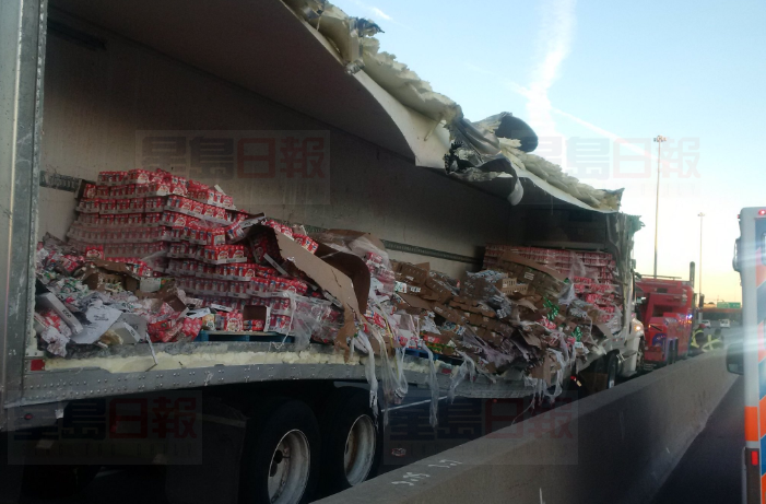 一片混亂！401高速卡車車禍 大量酸奶灑在路面！