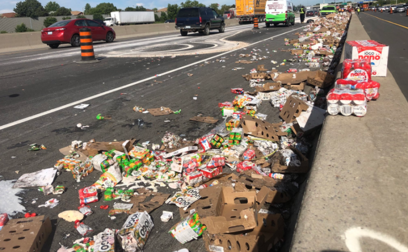 401高速上酸奶灑一地 今天上午將持續混亂！司機已遭指控