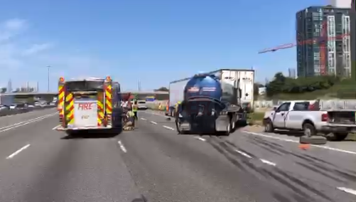 密市403高速公路兩卡車相撞，封路將持續數小時