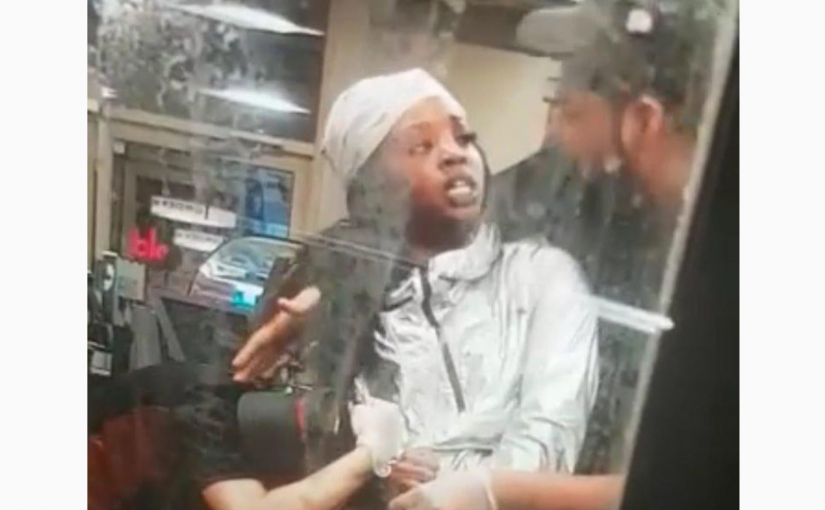 不讓用廁所，女子深夜從Tim Hortons點餐窗口爬入毆打員工【視頻】