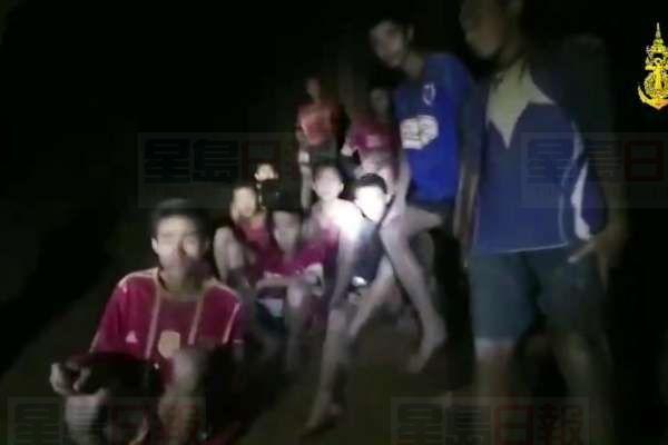 困于迷魂洞10天 泰國12名足球隊少年及教練奇跡生還