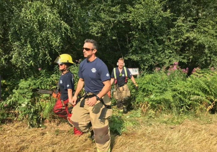 列治文市府發言人康善泰稱，消防隊員於周五6點半發現火災，發動空中支援協助消防員共同滅火