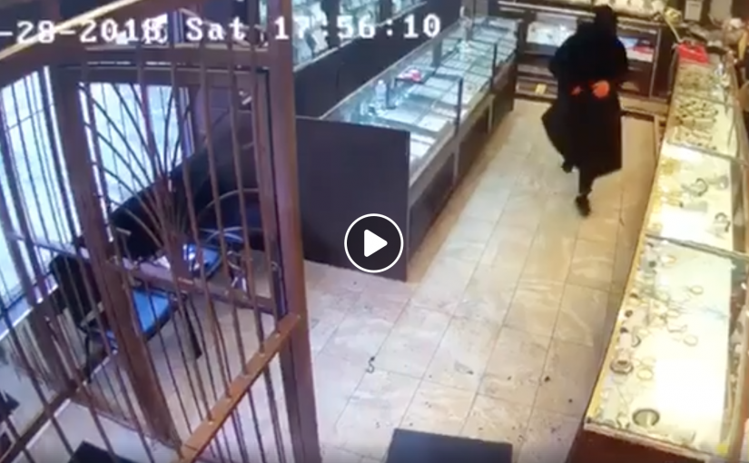 【視頻】蒙面歹徒武裝硬闖珠寶店 店長英勇拔劍救妻