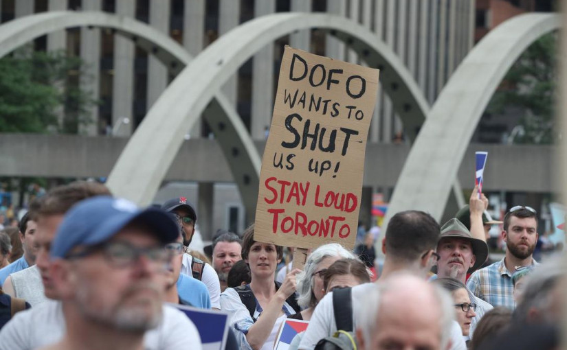 數百人聚集市政廳抗議福特縮減市議會議案