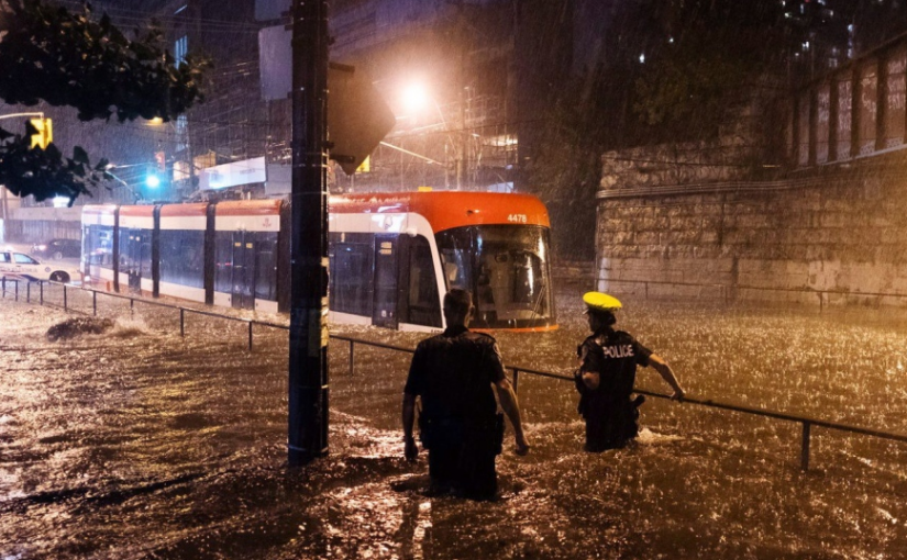 兩男子被困漏水電梯，門窗緊鎖，手機沒信號，空氣即將耗盡…