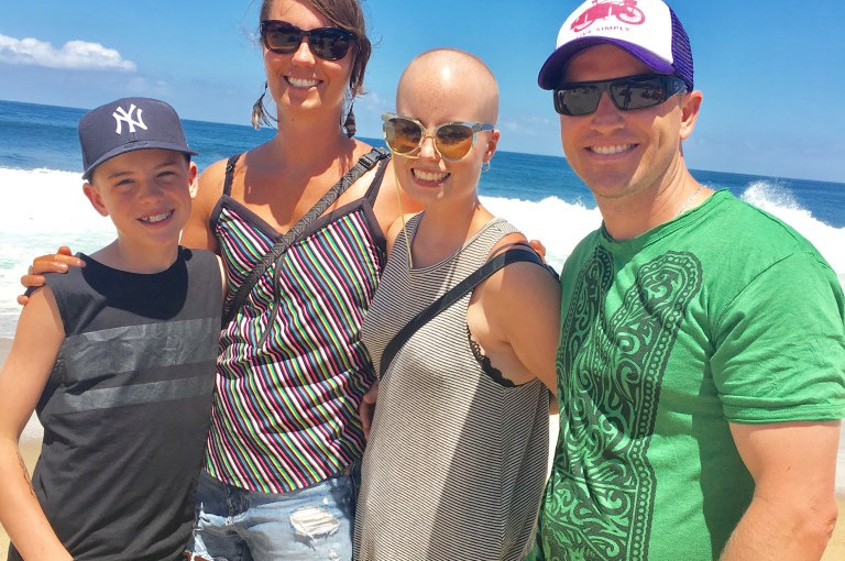 卑詩省楓樹嶺一個四人家庭在印尼被困