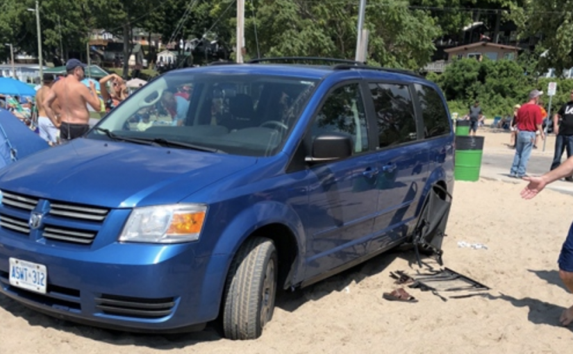 荒唐！男子醉酒駕駛竟開上擁擠沙灘