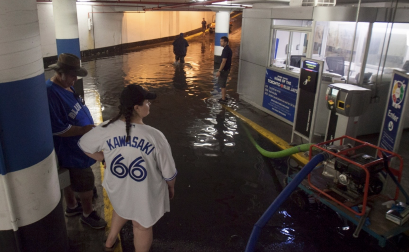 多倫多昨夜暴雨多處受災，兩男子被困漏水電梯差點淹死