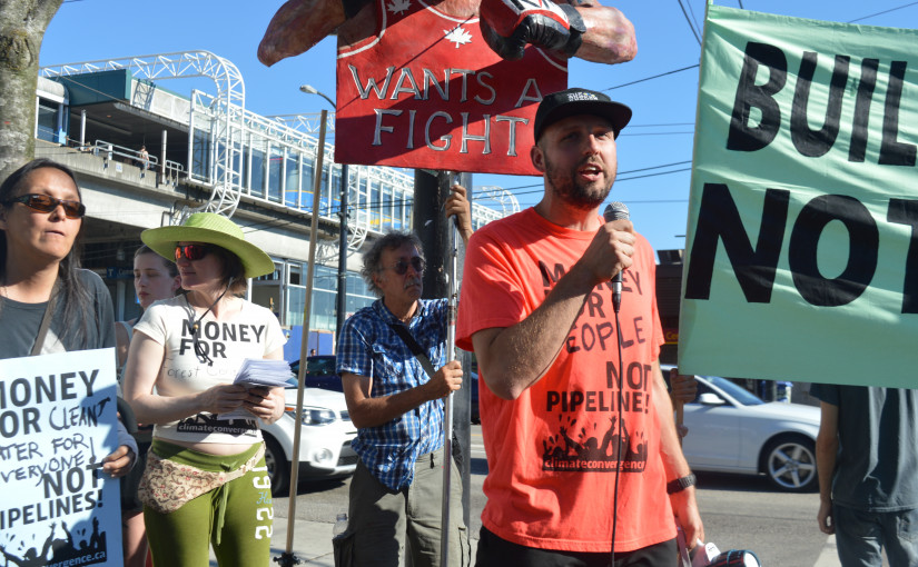 溫市百老匯天車站出現反對杜魯多收購橫山輸油管遊行，150位市民現場示威