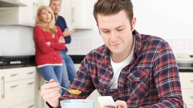 卑詩樓價難以負擔 四分一父母預期成年子女繼續同住