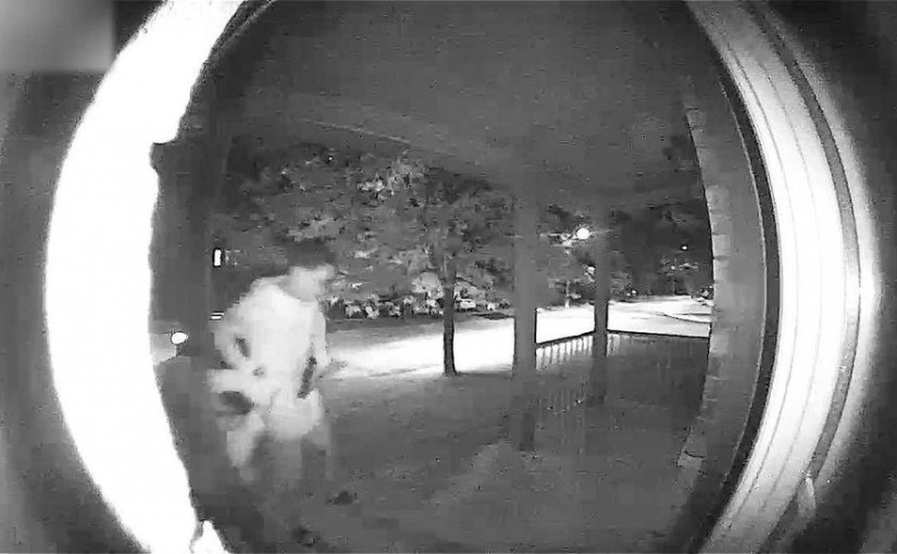 【視頻】烈治文山夜驚魂 男子在居民家門口持槍劫走一女性