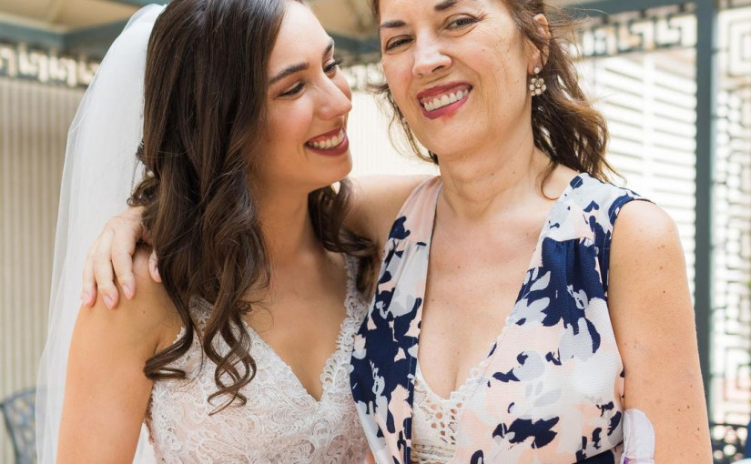 為讓癌末母親見證女兒婚禮 她們將醫院變成禮堂