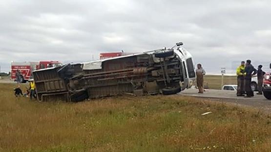 薩省巴士撞貨櫃車 10人受傷