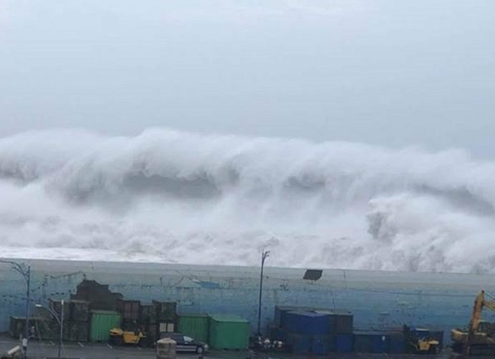 “山竹”威力有多強？沙灘掀10米巨浪吞沒女教師