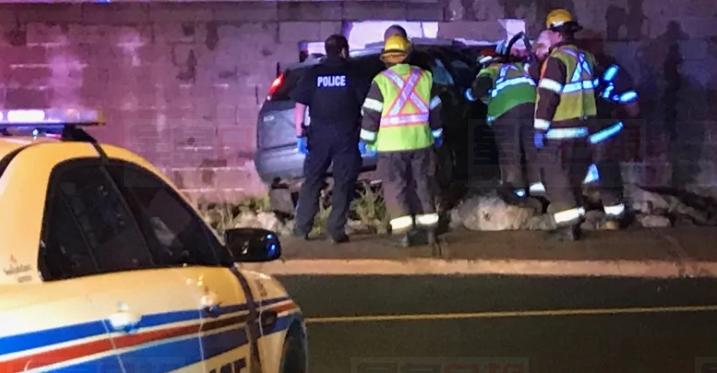 紐芬蘭女子開車衝進運動中心 車子嵌入混凝土墻