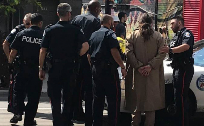 男子在TTC上攜帶的來復槍 是去漫展裝扮的仿真品