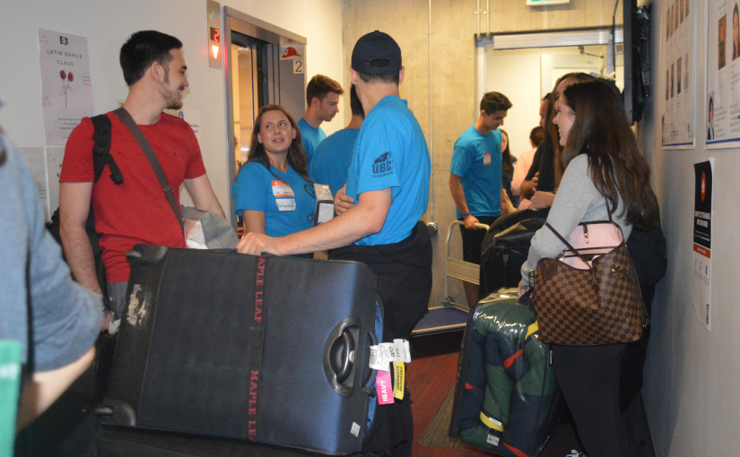 卑詩大學周六迎來5,000名新生報到；來自巴西女學生在母親陪同下入住宿舍，母親稱女兒首次離家心中不捨