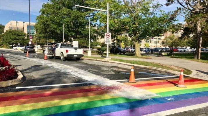 McMaster大學彩虹人行道被涂白油漆