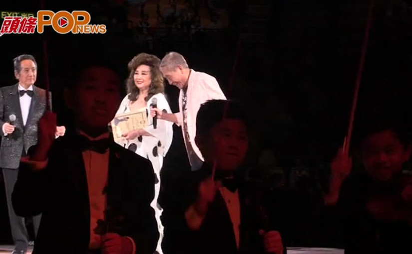 與沈祖堯合唱《小李飛刀》     小鳳姐：佢刀法如神