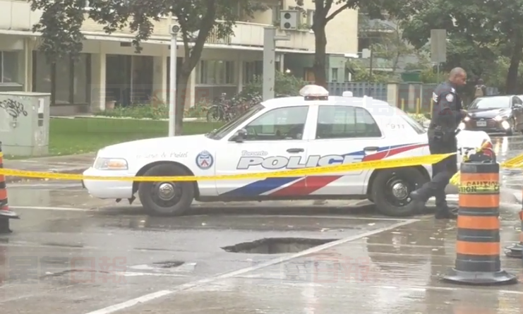 多倫多馬路中間出現大坑已封路