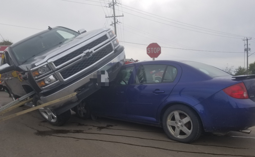 【組圖】安省又發車禍：皮卡車壓在汽車上