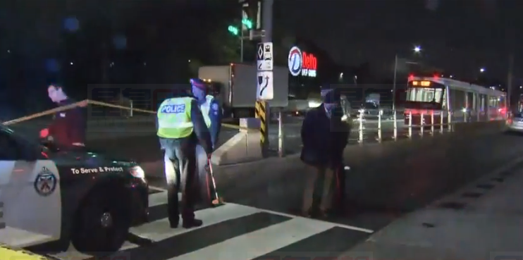 多倫多男子闖紅燈過馬路被車撞，警方封路