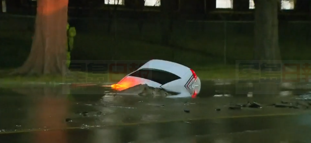 多倫多主水管爆破，TTC車輛沉入水坑