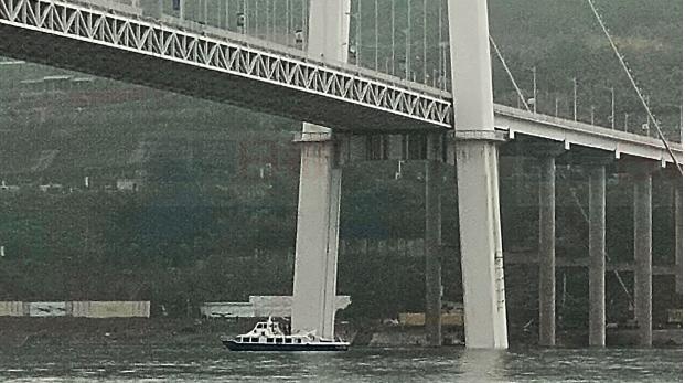 中國巴士墜落大橋掉入長江 2人死亡