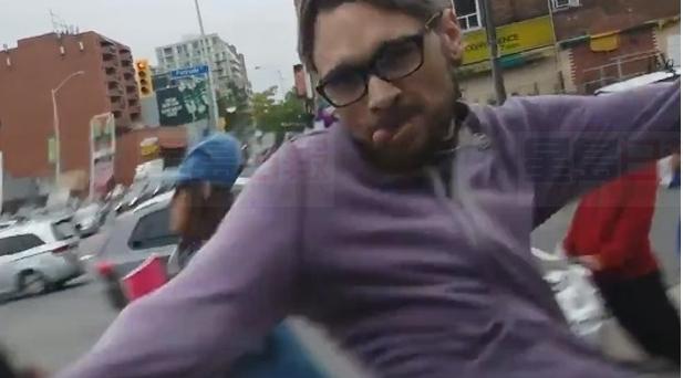 多倫多反墮胎活動 男子腳踢示威女子