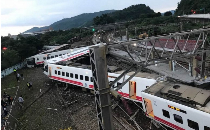 台灣火車脫軌 至少18人遇難