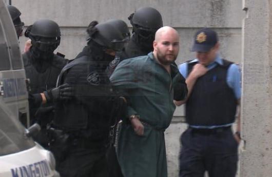 囚犯醫院如廁搶槍打中1人   捕回再控9罪