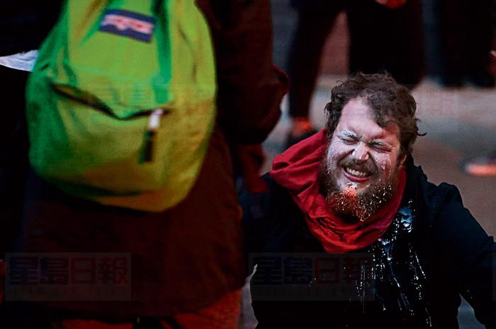 抗議班農辯論會 12人受指控