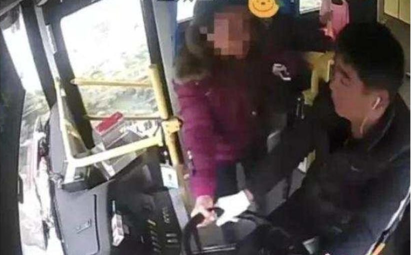 大媽大叔搶方向盤要下車   煞車擾睡婦人抓傷司機咬民警