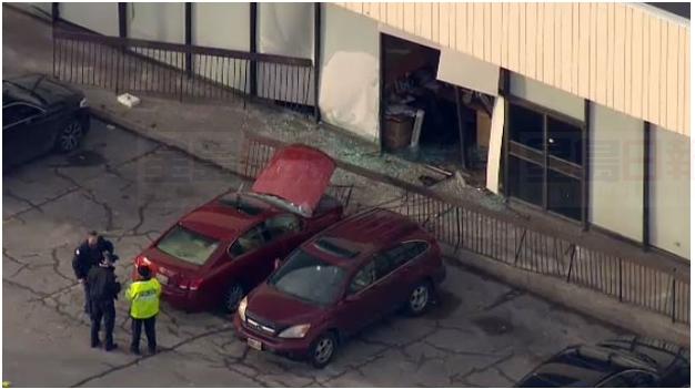 車輛衝進安省北約克法院大樓 司機和一行人受傷