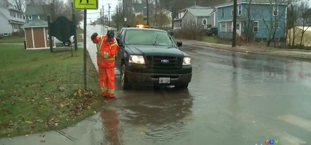 狂風暴雨肆虐海洋地區 超過11萬用戶失去電力