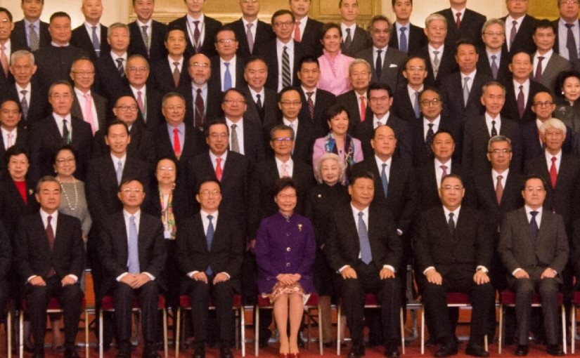 習近平與港澳代表團大合照  排位有學問